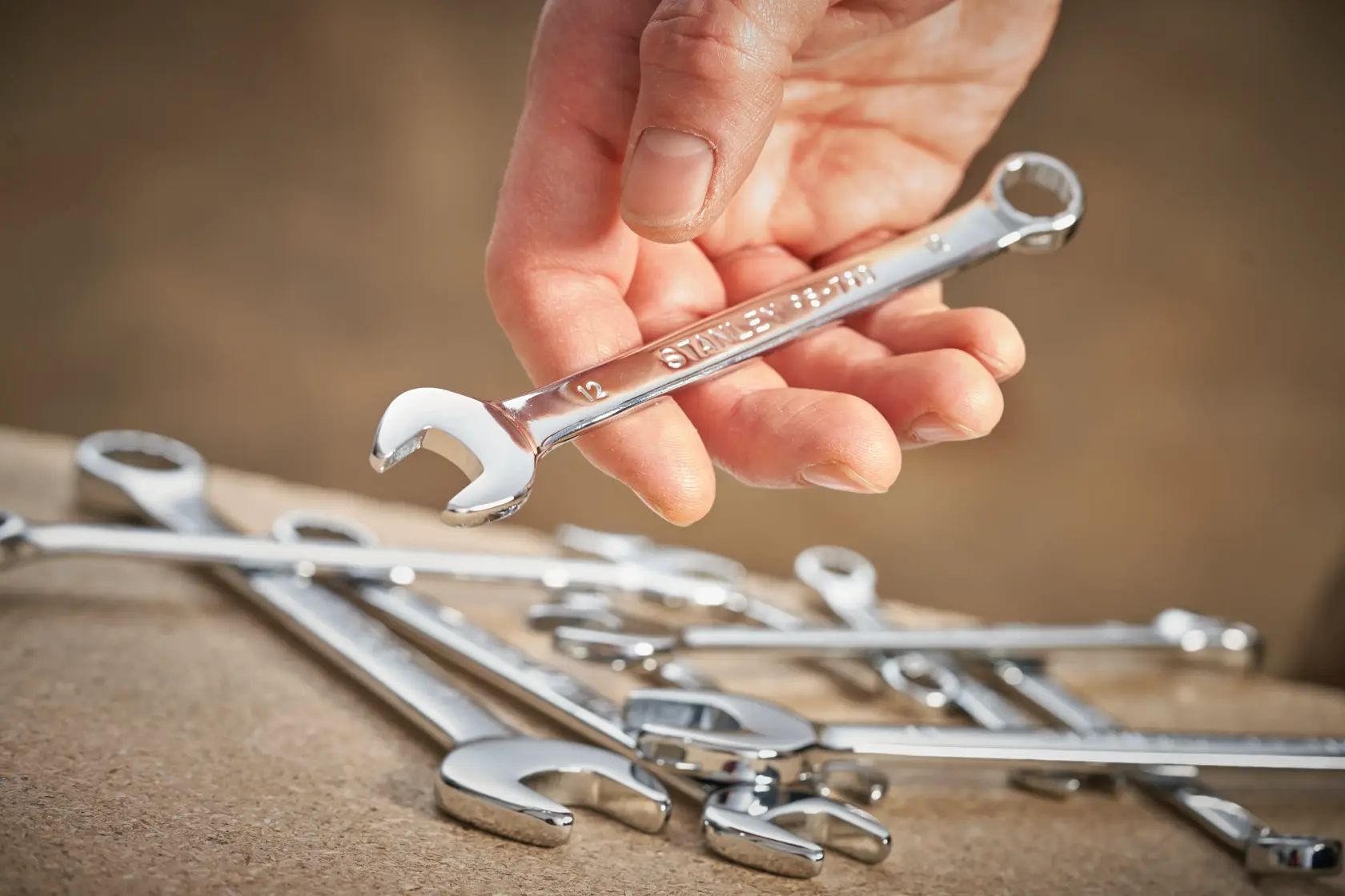 STANLEY STMT95793-0 spanner set, photography showing chrome wrenches, hand holding one wrench.